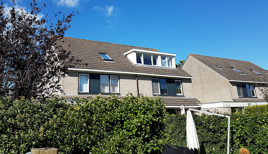 Witte dakkapel Rotterdam huurwoning buitenaanzicht.