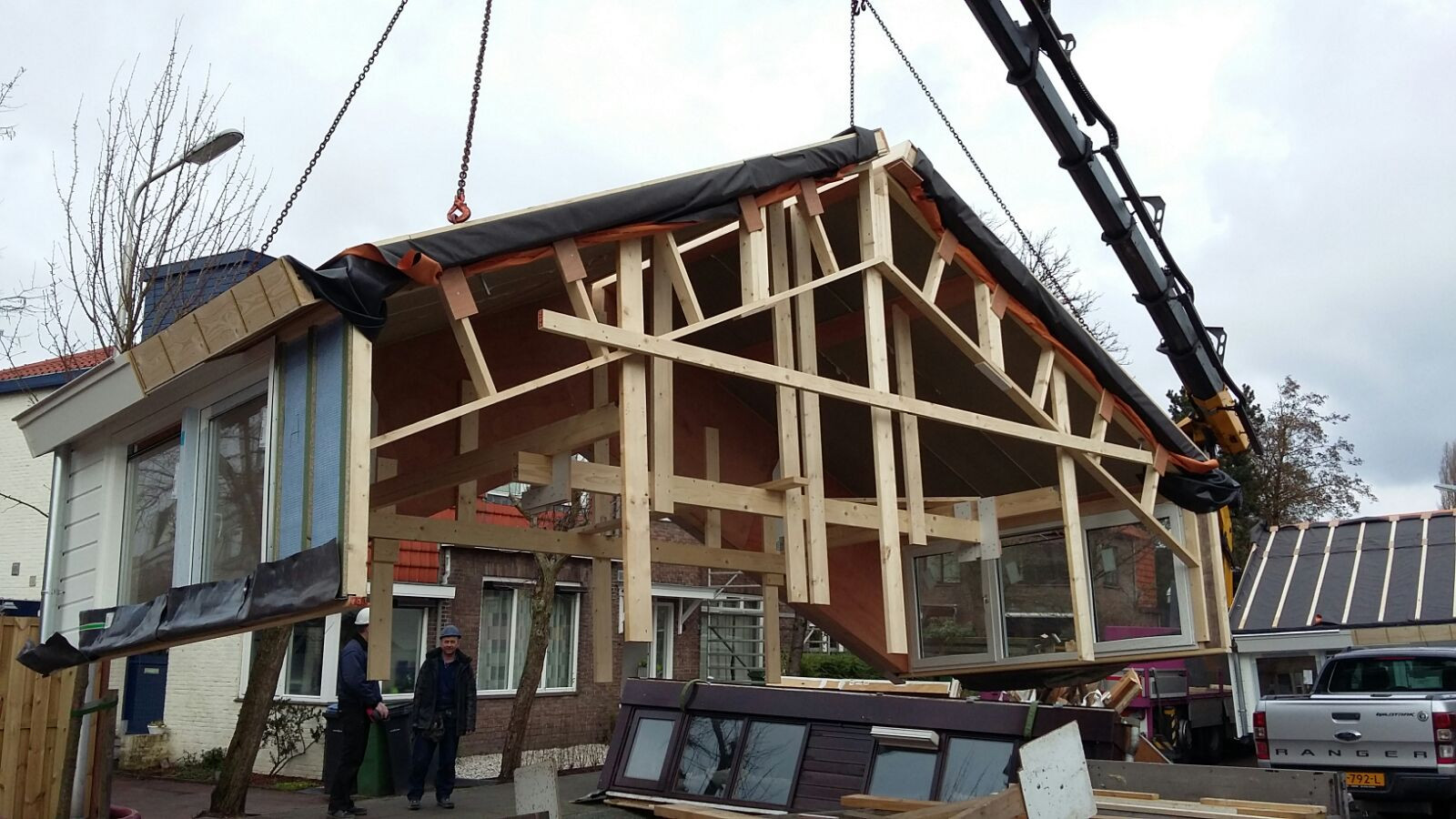 Prefab dakopbouw in Amstelveen op de grond aan de hijskraan