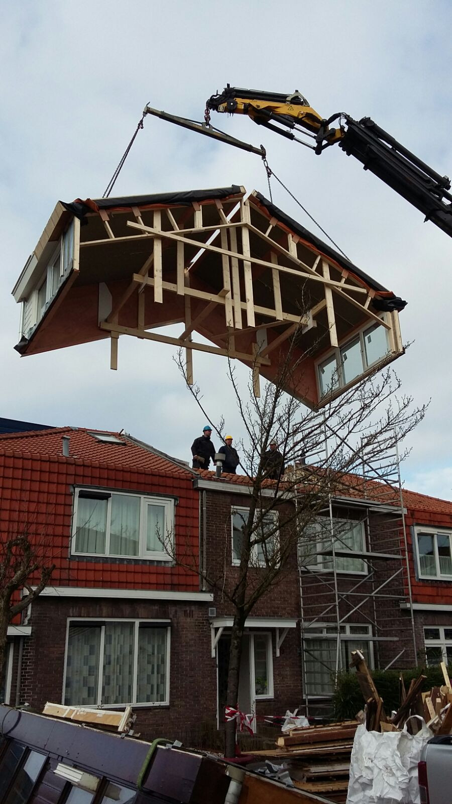 Dakopbouw Amstelveen, volledig omhoog getild door hijskraan