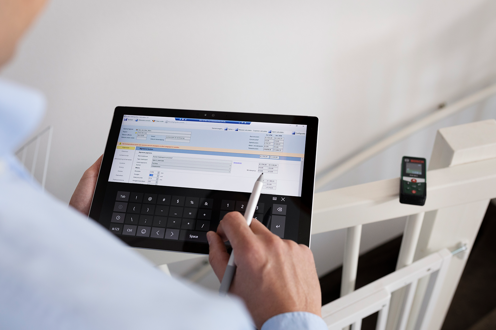 Inmeten dakkapel door Ruiter Dakkapellen. Tablet met meting-programma.