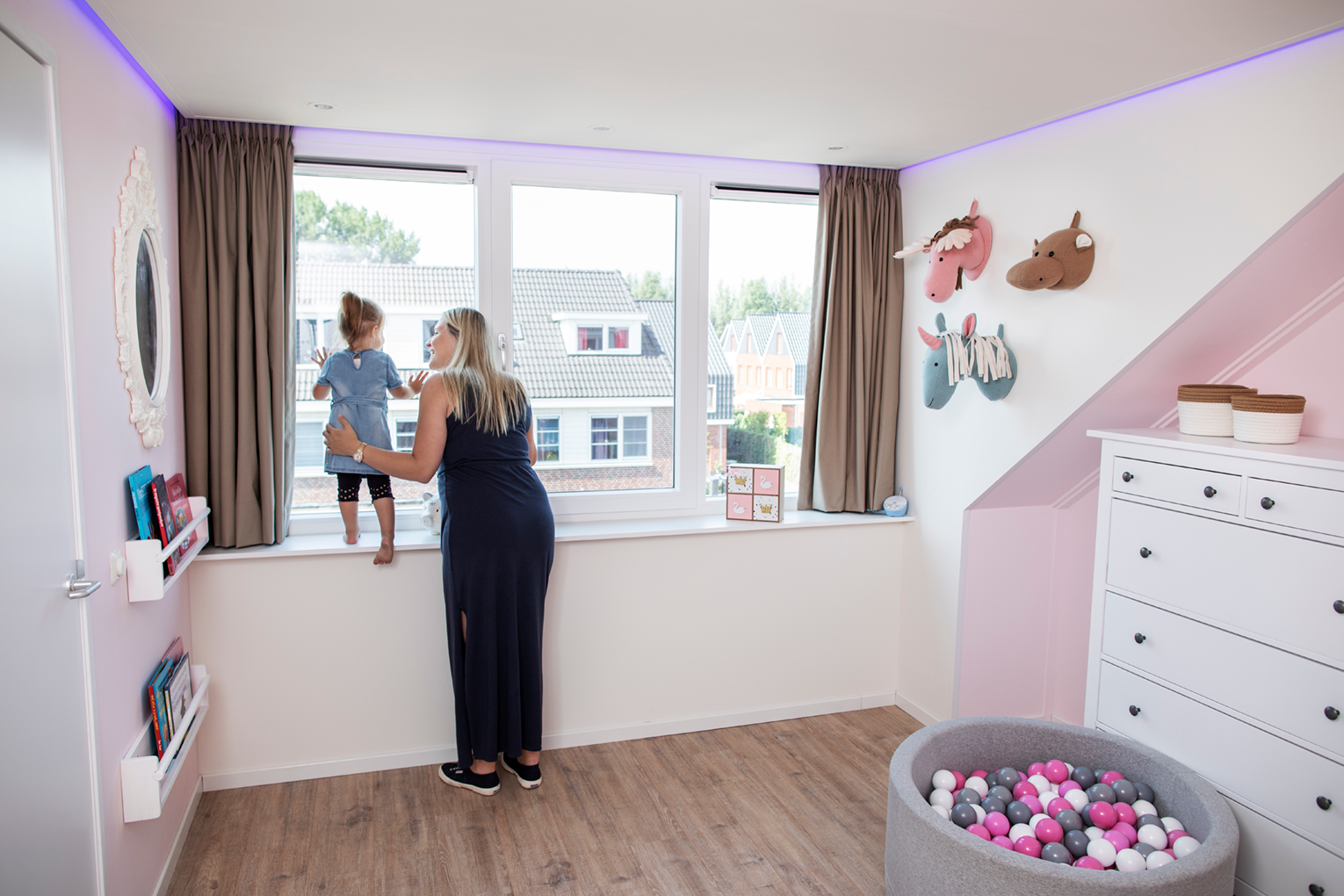 Dakkapel binnenkant afwerken. Witte dakkapel afgewerkt in kinderkamer.