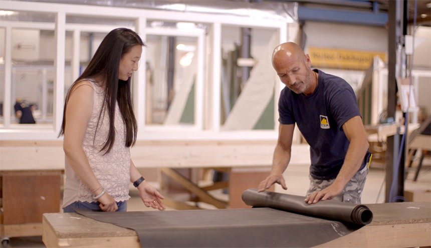 EPDM dakbedekking opgerold door Ruiter Dakkapellen medewerker.