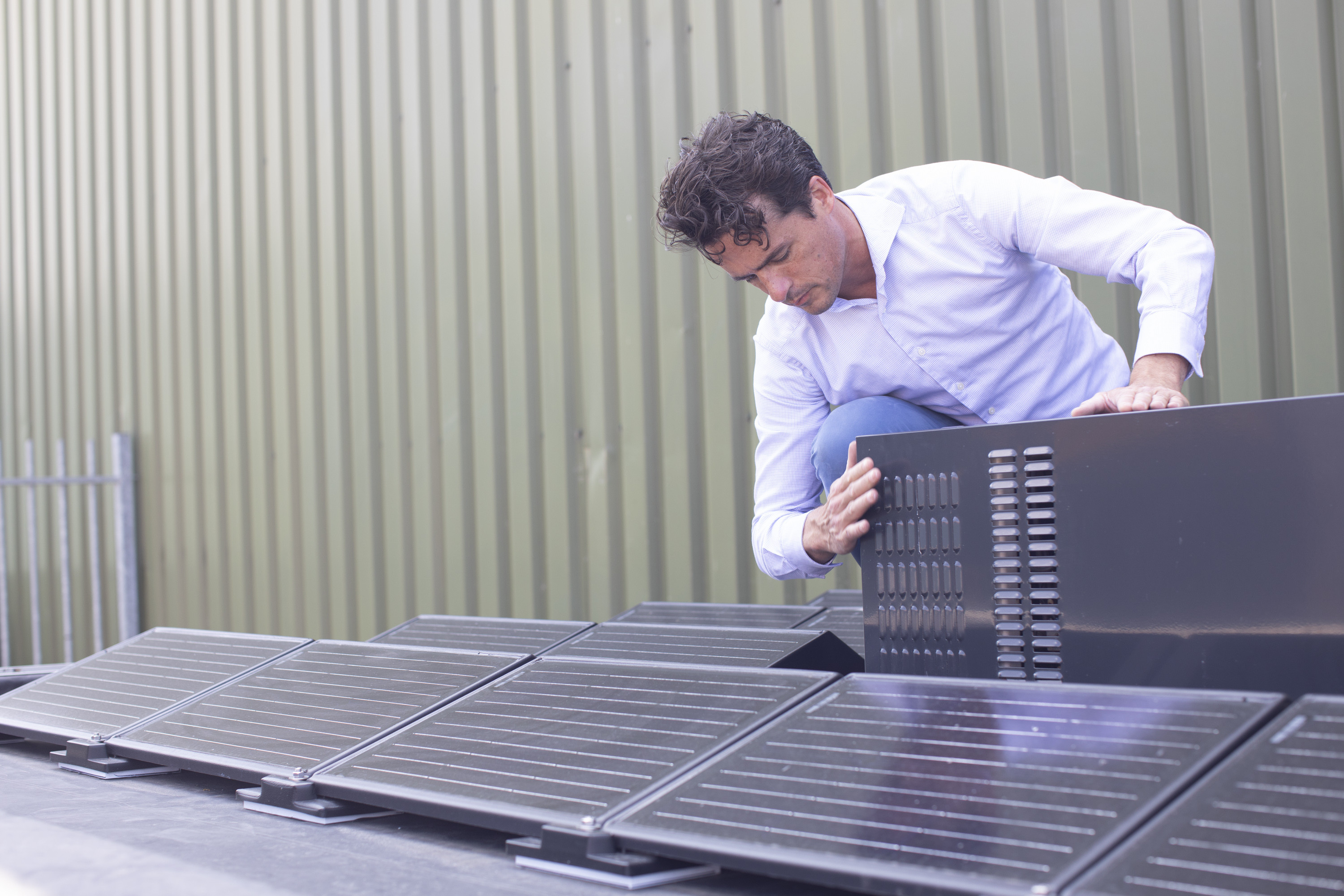 Geïnstalleerde zonnepanelen. Soms kunnen zonnepanelen op een dakkapel.