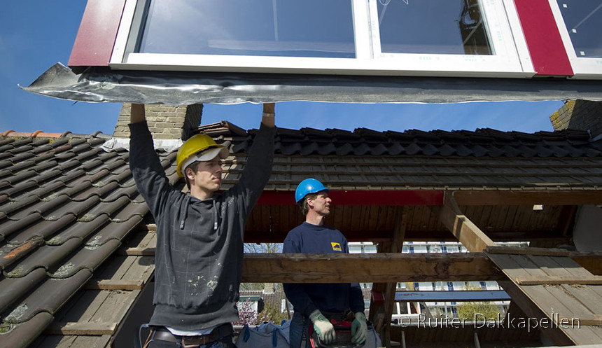 Ruiter Dakkapellen medewerker plaatsen dakkapel.